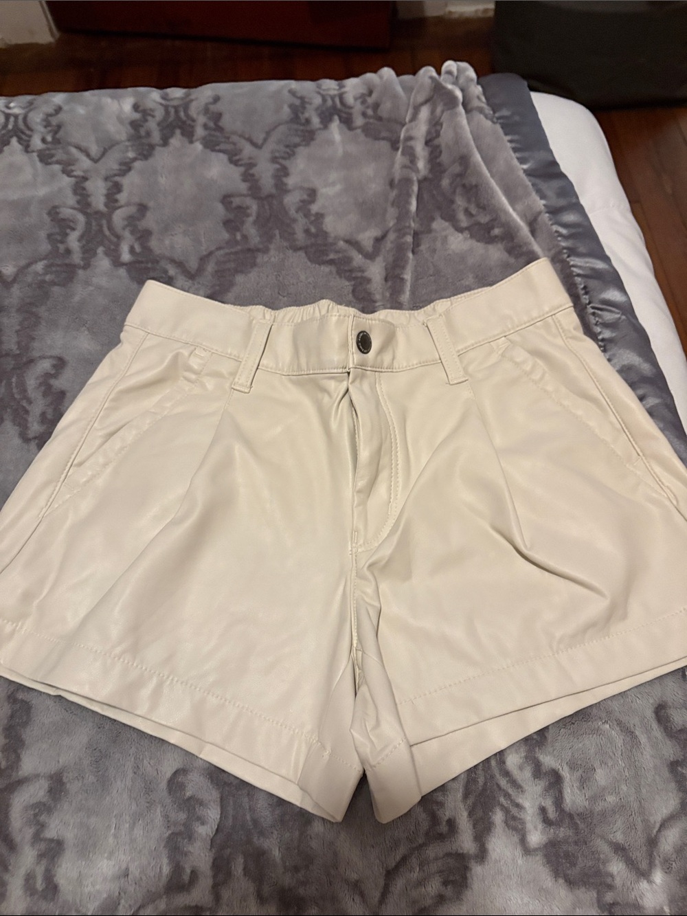 American Eagle Outfitters High-Waist Cream Shorts
